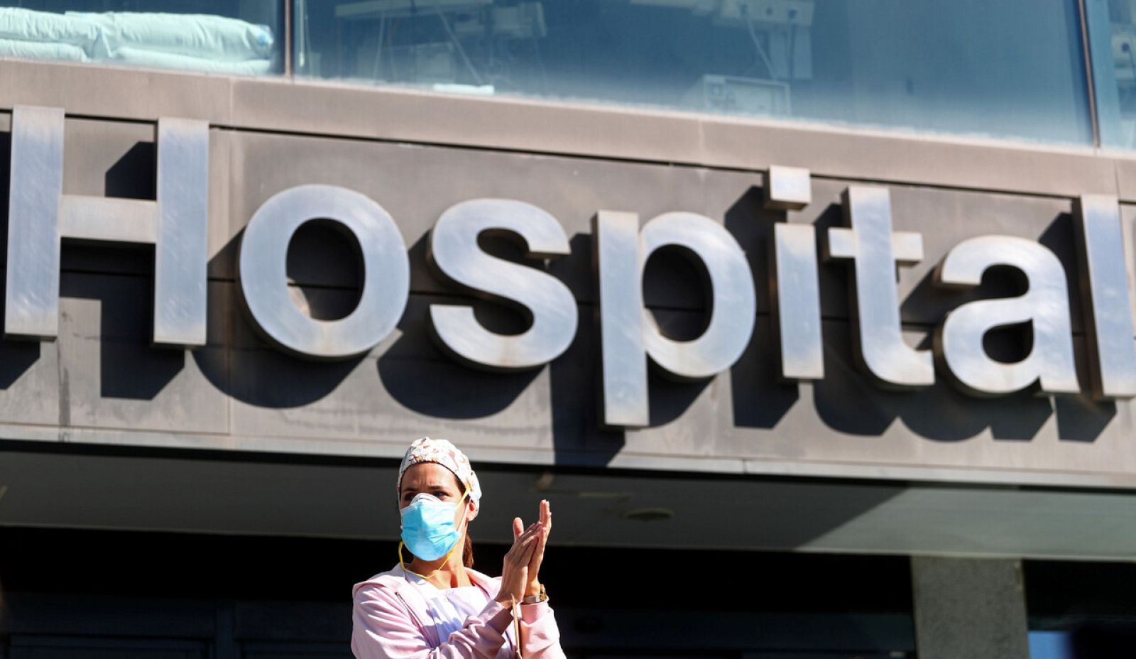 Las comunidades podrán contratar a 10.000 profesionales sanitarios | Ver