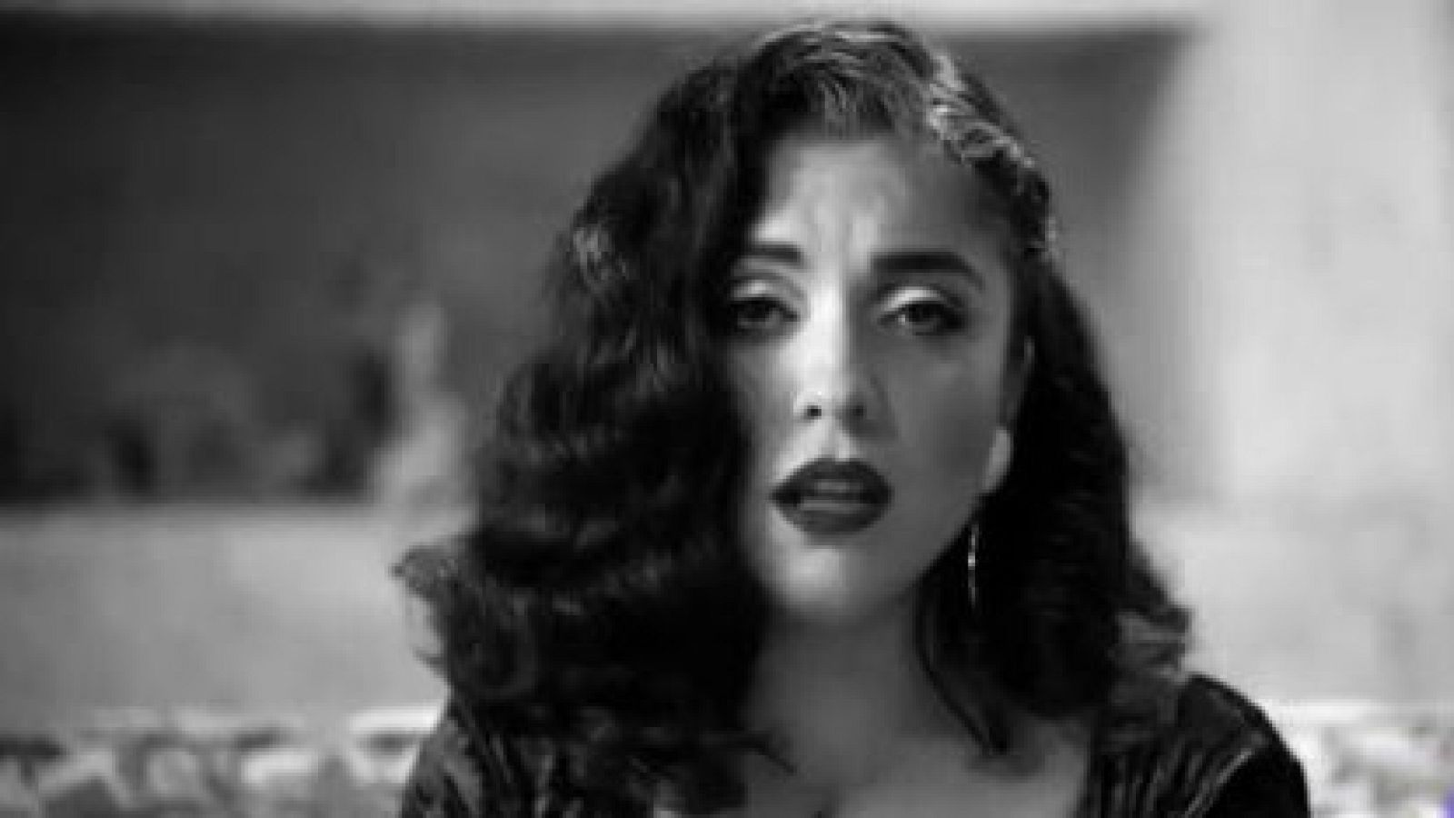 La cantante chilena Mon Laferte presenta su nuevo disco con un dueto con Alejandro Fernández