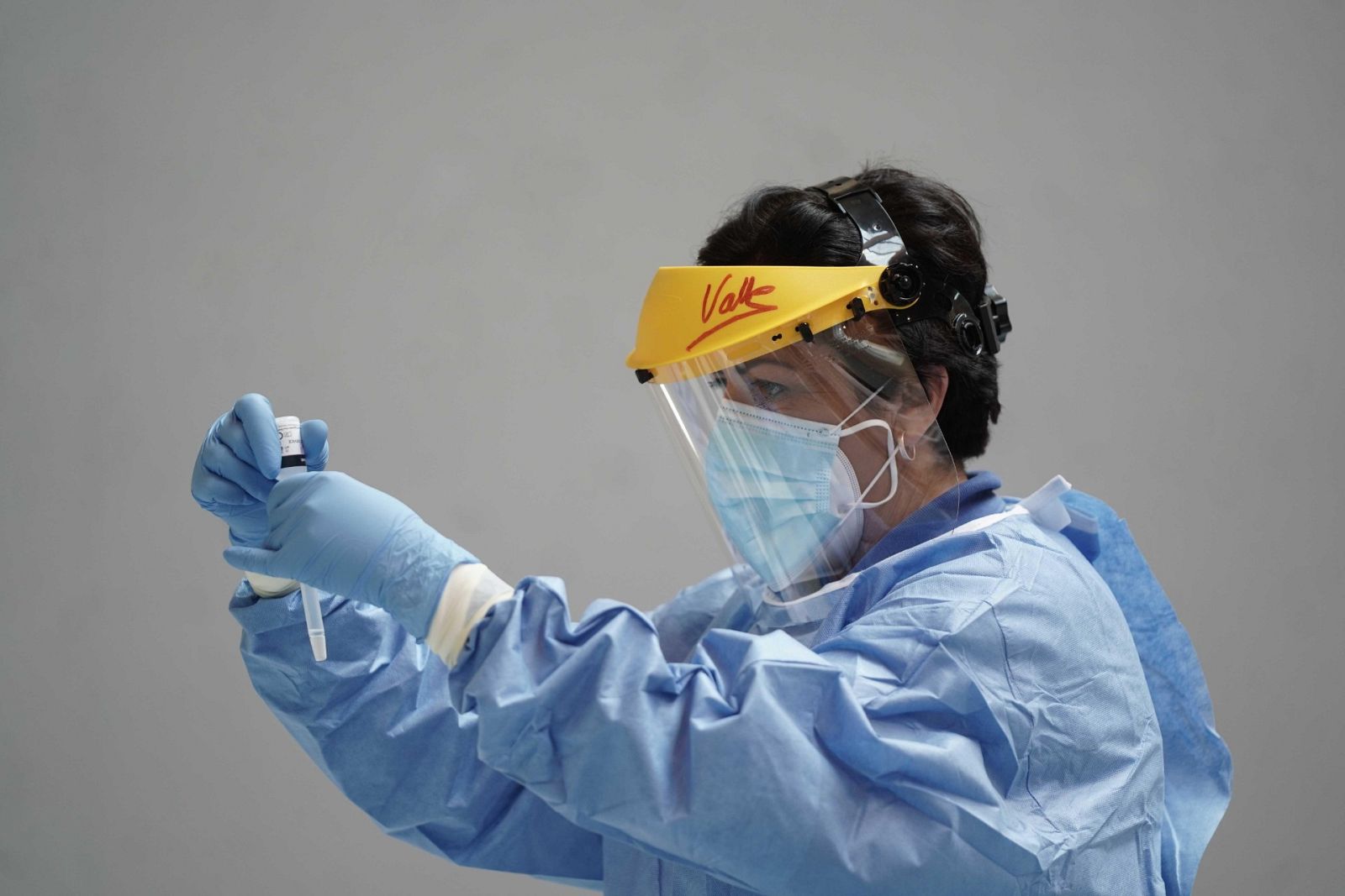 Simón señala que los test de antígenos tienen un "uso clave" en el diagnóstico de personas sintomáticas pero advierte que pierden eficiencia al hacer cribados