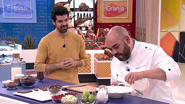 RTVE Cocina - Sopa fría de chocolate blanco, almendra y frambuesas