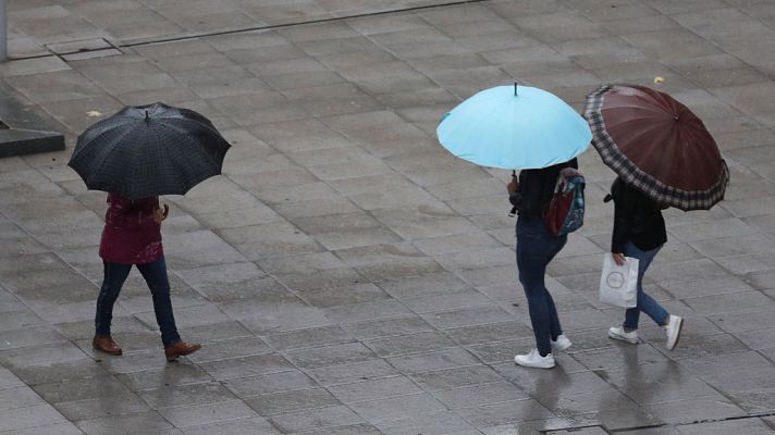 El tiempo - Nueve comunidades y Melilla en riesgo por viento, lluvia y  olas
