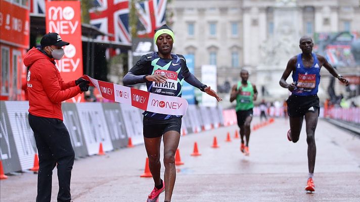 Atletismo - Kipchoge se hunde en el diluvio y el etíope Kitata gana el Maratón de Londres