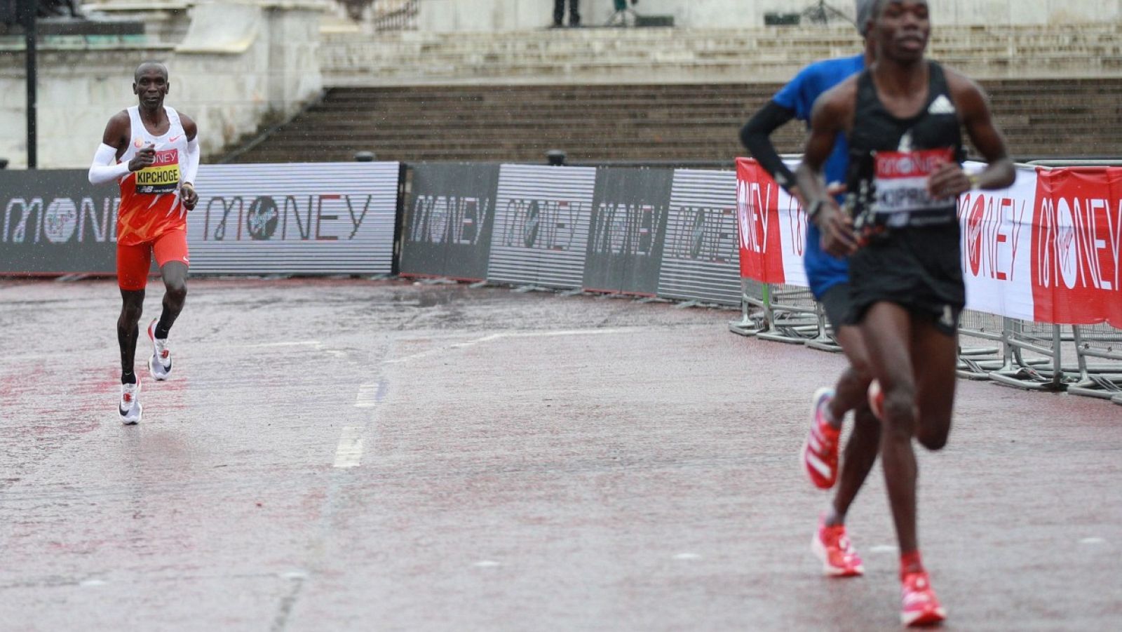 Kipchoge se descuelga de la cabeza en los últimos kilómetros del maratón de Londres