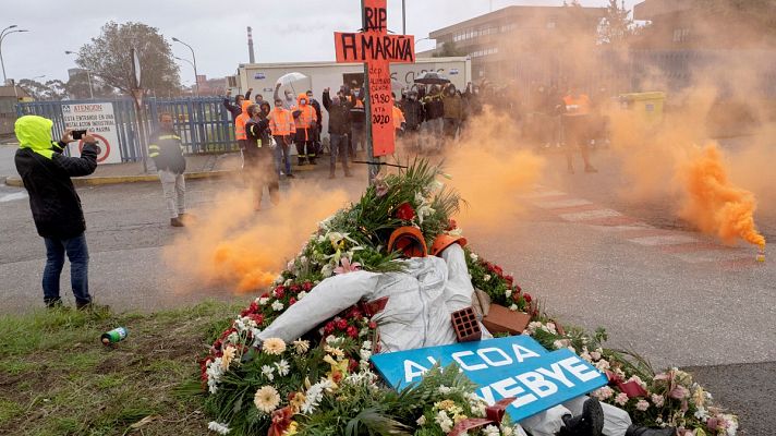 Telediario 1 - Trabajadores de la fábrica de San Cibrao de Alcoa inician huelga indefinida