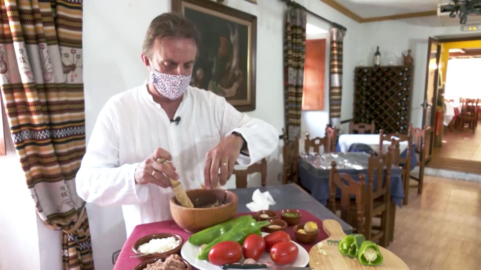 Santi Rodríguez cocina la auténtica pipirrana