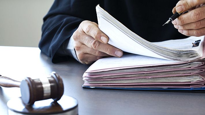 Telediario 1 - A juicio por ocultar su orientación sexual