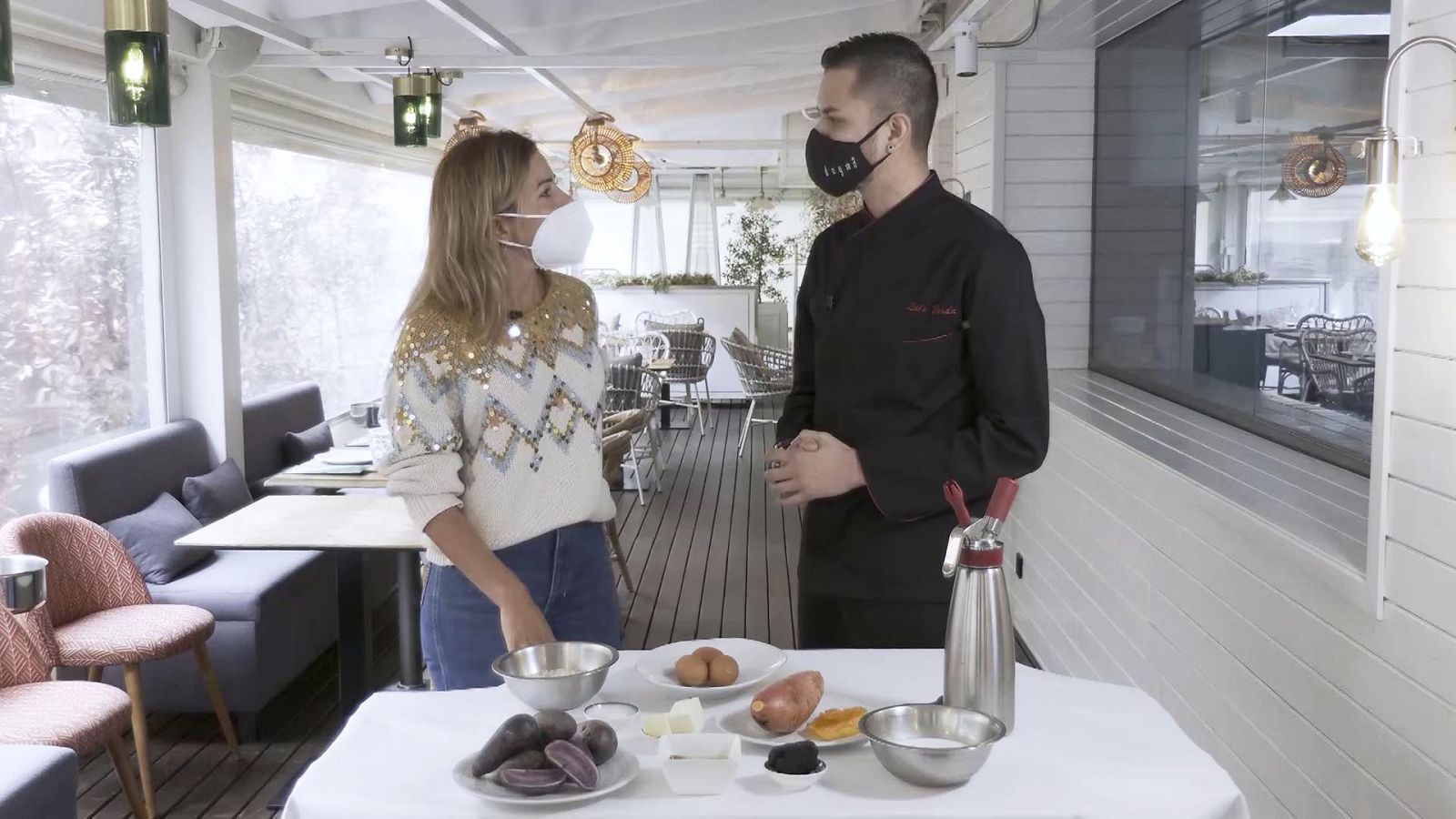 Receta huevos divorciados sobre puré de patata violeta y trufa | Ver