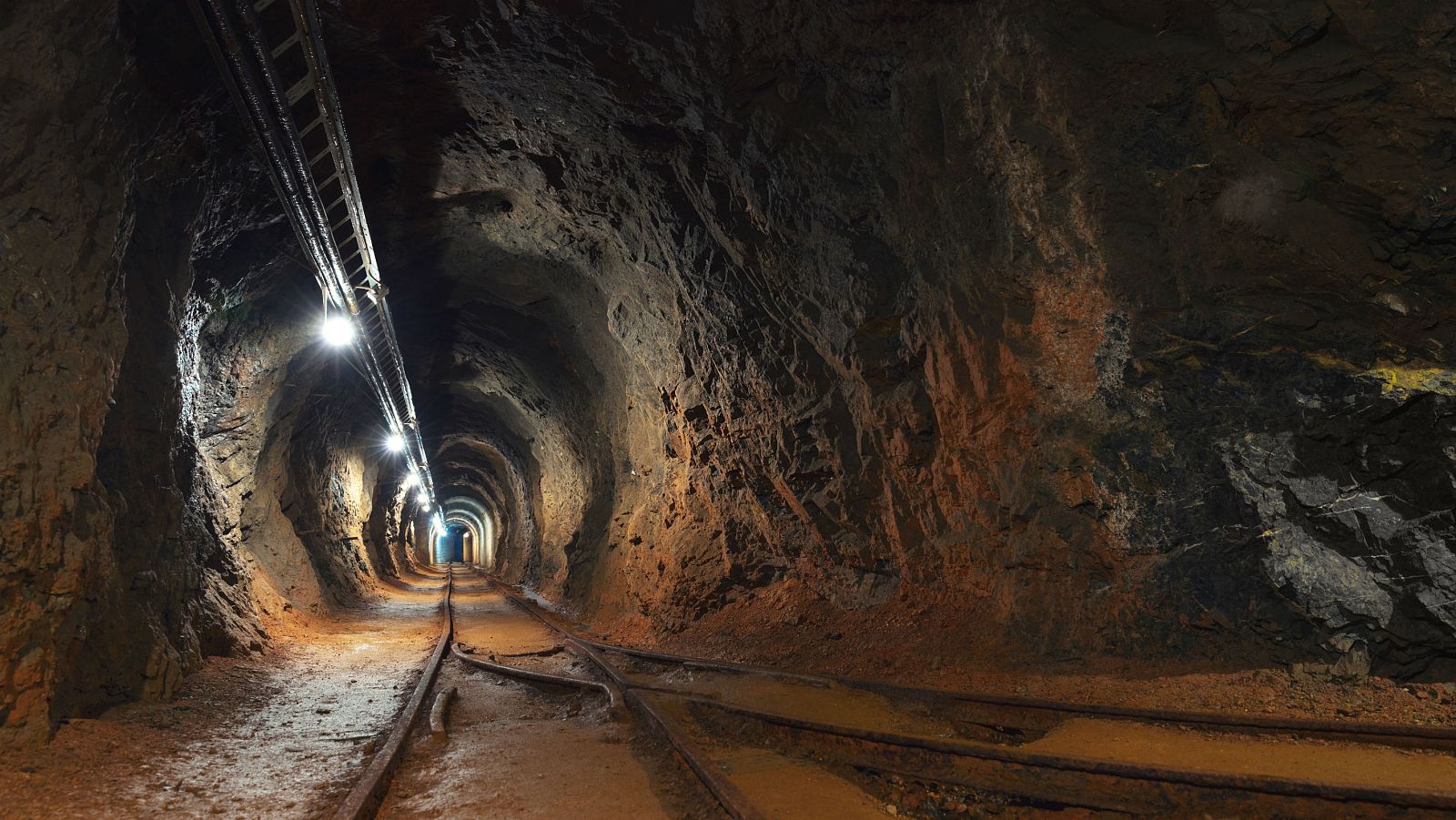 Convertir una mina abandonada en un almacén con material sanitario