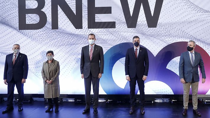 Telediario 1 - El rey pide afrontar "juntos" la incertidumbre económica en un acto en Barcelona