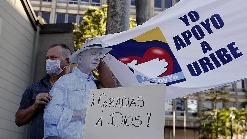 La puesta en libertad del expresidente Álvaro Uribe divide a los colombianos