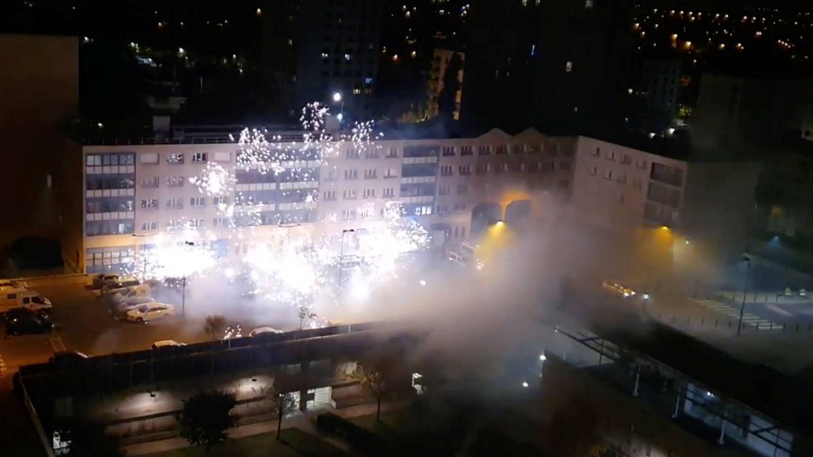 Asalto contra una comisaría de policía de París con fuegos artificiales