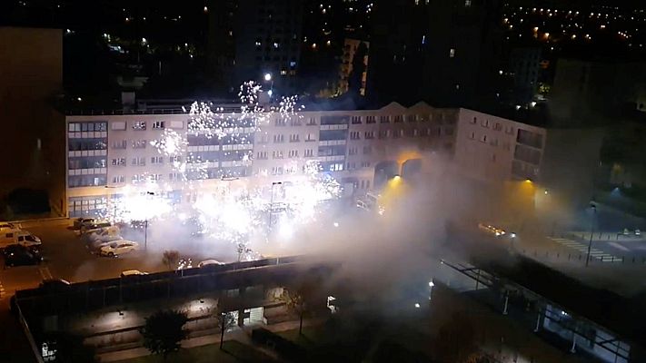 Telediario 1 - Asalto contra una comisaría de policía de París con fuegos artificiales