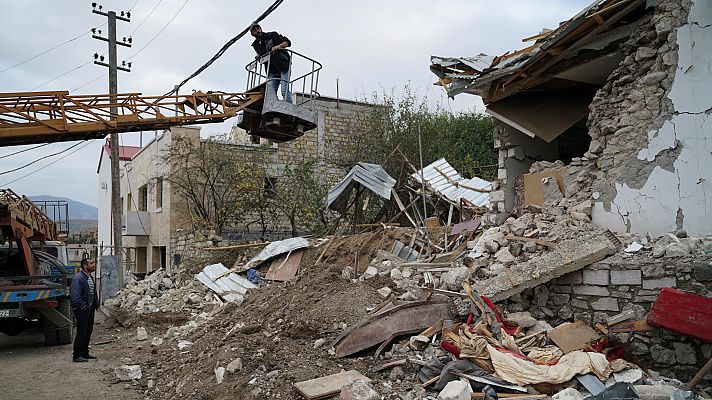 Telediario 1 - Armenia y Azerbaiyán se acusan de violar el alto el fuego