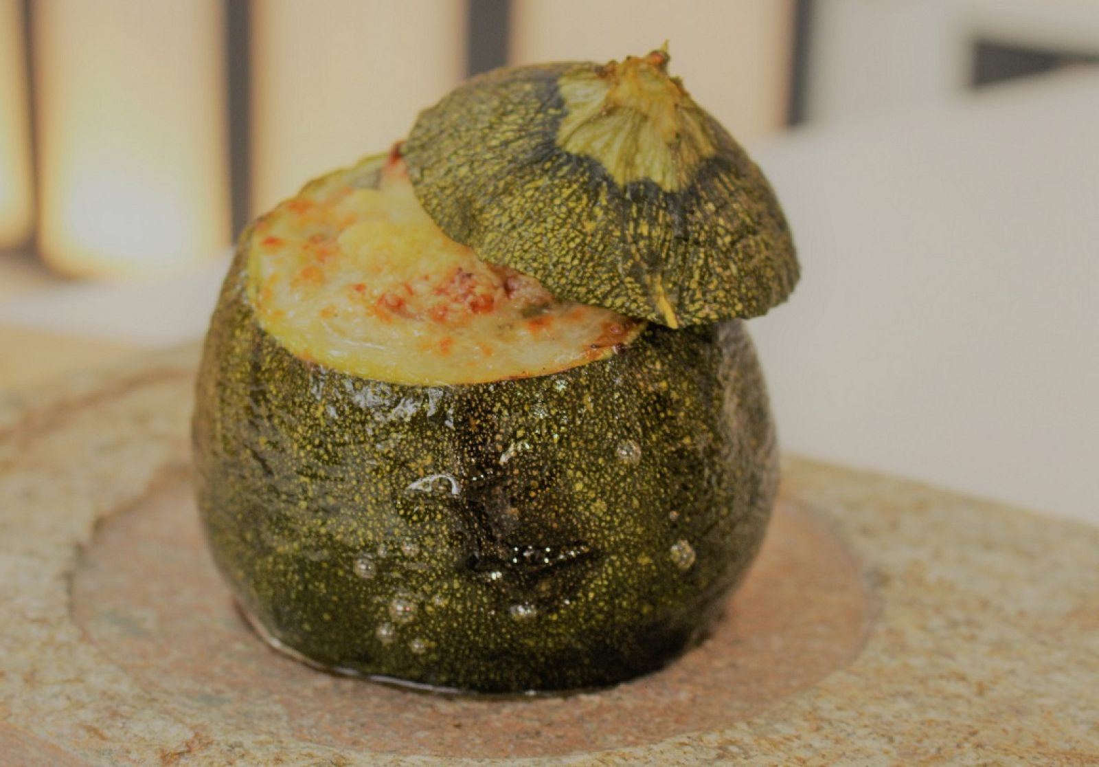 Calabacín relleno de pollo y gratinado | Ver