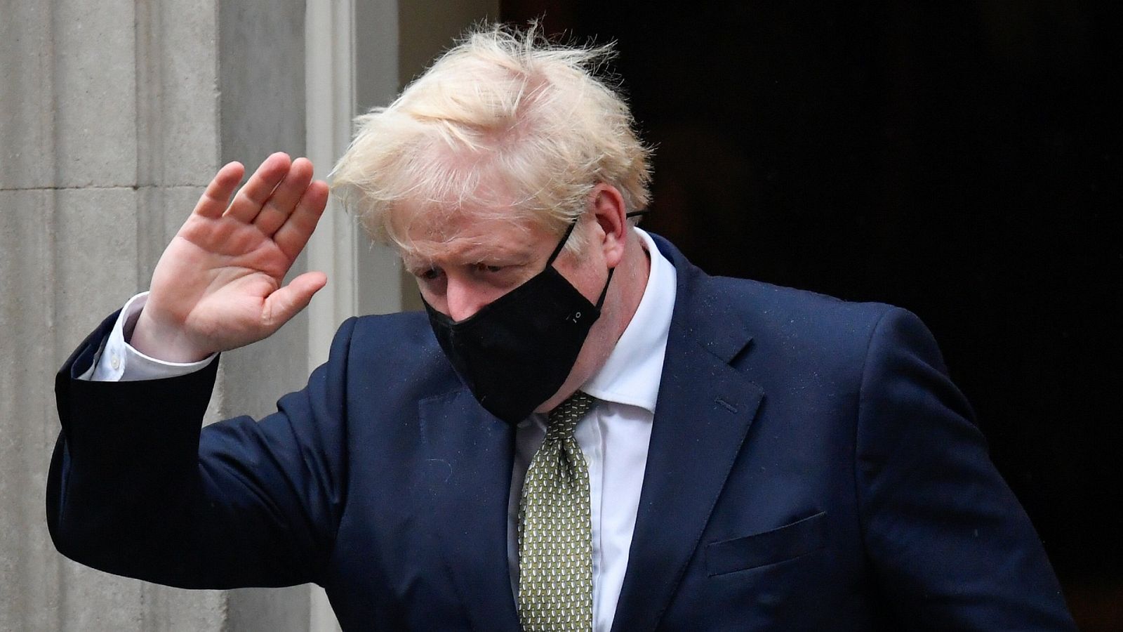 Johnson anuncia un plan por niveles de riesgo para contener la COVID-19