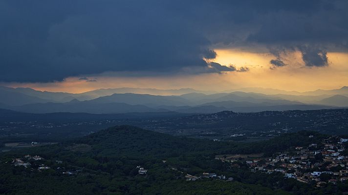 El tiempo - Chubascos y tormentas al final del día en el noreste de Cataluña