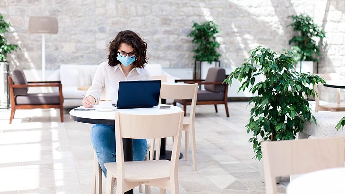 Telediario 1 - Hoteles transformados en oficinas de teletrabajo para resistir al coronavirus