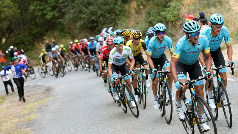 La Vuelta pide a los aficionados animar a los ciclistas desde casa