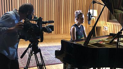 Ac�stico de Dora con la canci�n "Foolish"