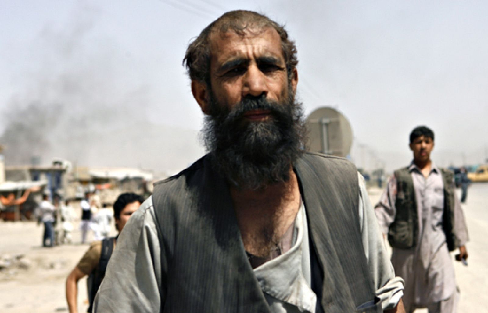 Un terrorista suicida ha atacado con un coche bomba un convoy de tropas extranjeras provocando la muerte a al menos cinco civiles y heridas a otra treintena.