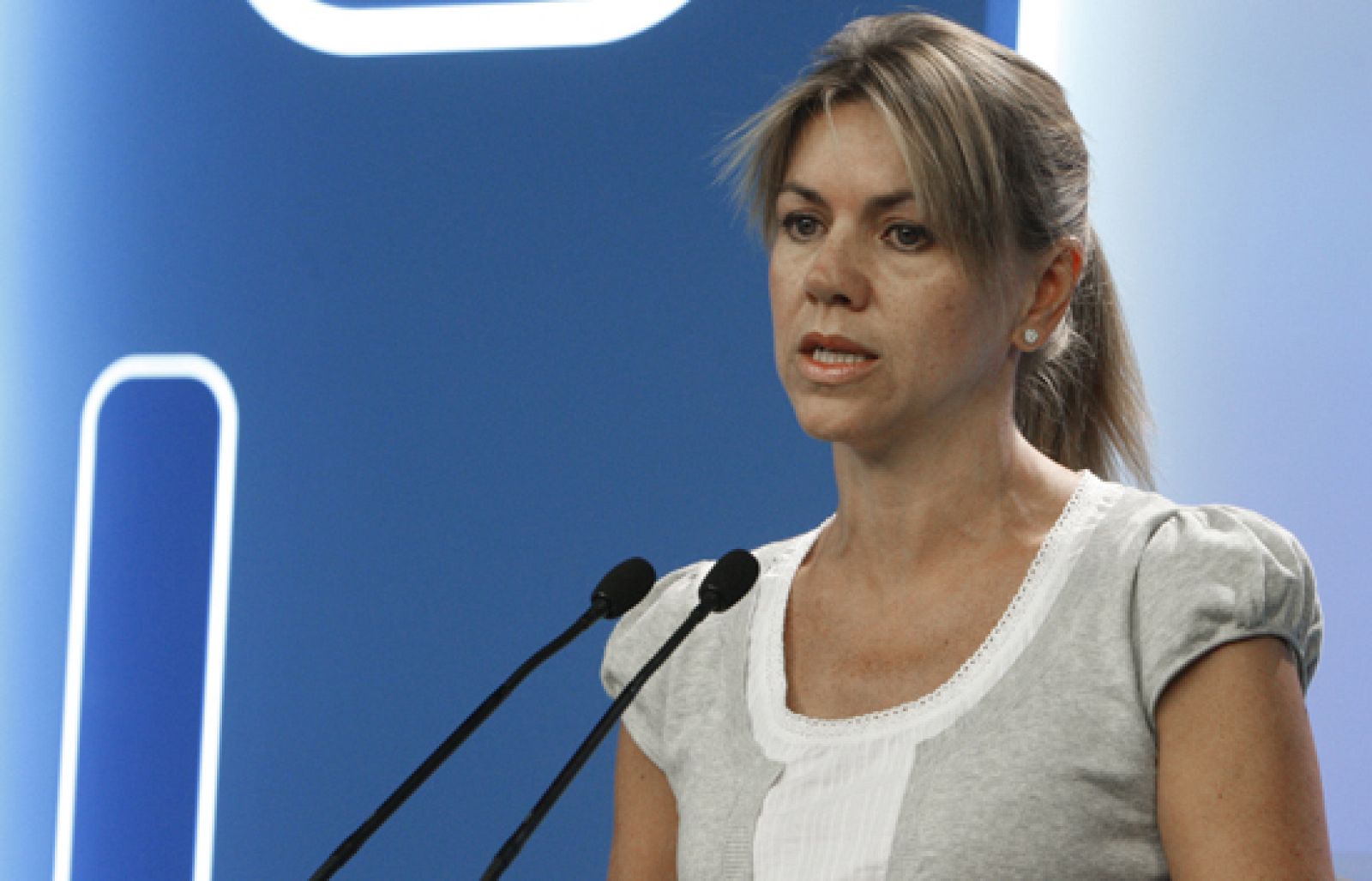 Cospedal ha criticado la forma en la que el Gobierno anunció la ayuda de 420 euros a los parados sin prestaciones | Ver