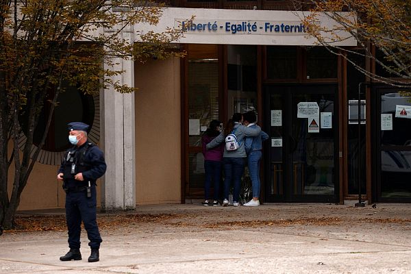 Telediario 1 - La investigación por el ataque terrorista en Francia deja 16 detenidos y una mezquita cerrada