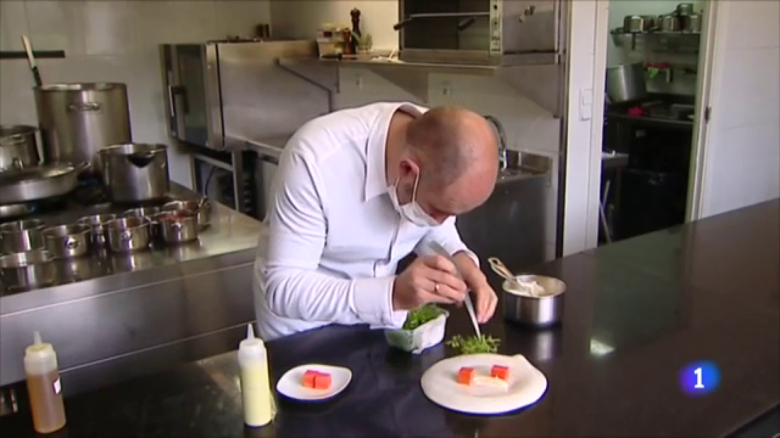 Celebramos el 'Día del Chef' visitando el pueblo más pequeño con un restaurante con una Estrella Michelin