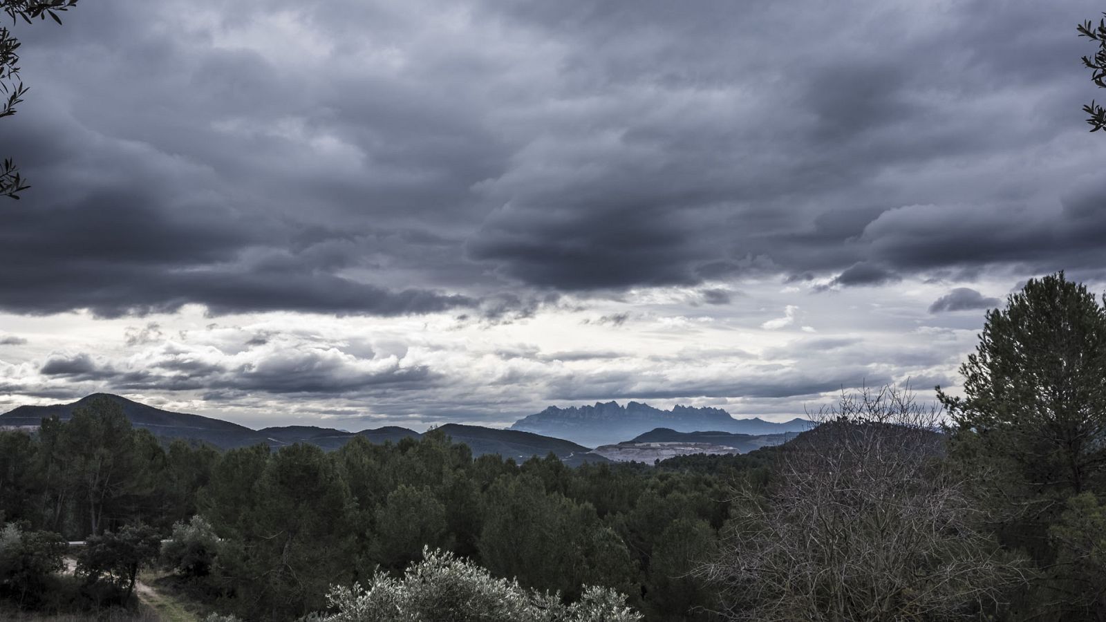 Precipitaciones localmente fuertes o persistentes en amplias zonas del oeste peninsular y de las islas occidentales de Canarias, muy abundantes en el sistema Central