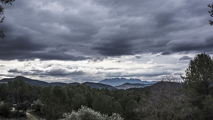 El tiempo - Precipitaciones localmente fuertes o persistentes en amplias zonas del oeste peninsular y de las islas occidentales de Canarias, muy abundantes en el sistema Central