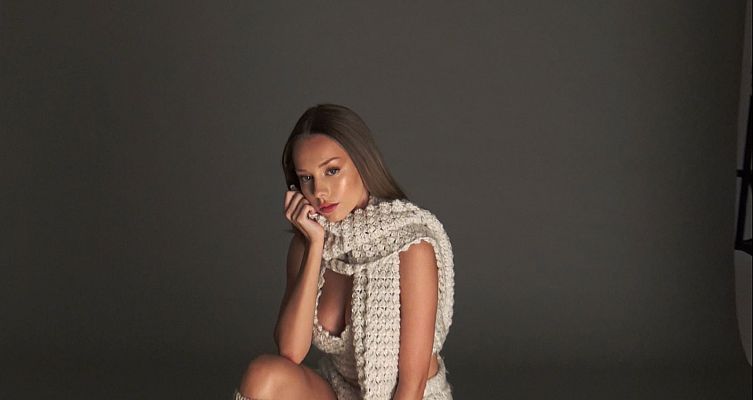  - Ester Exposito logra la portada de la revista ELLE