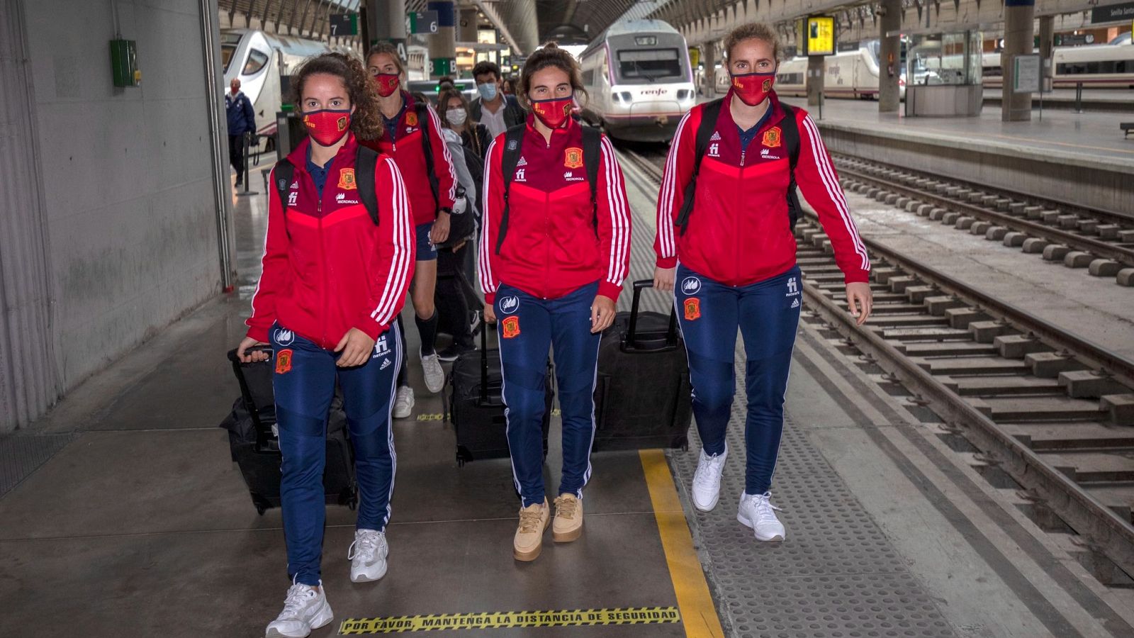 España ya está en Sevilla para su partido ante República Checa | Ver