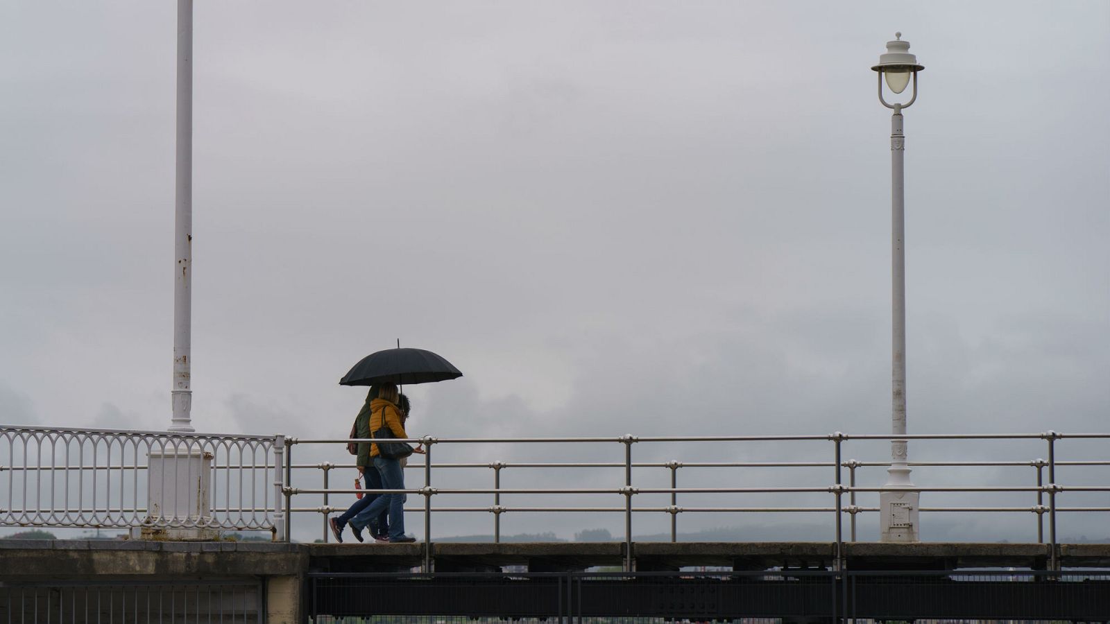 Este viernes cielos nubosos con pocas lluvias en toda España y solo Aragón está en aviso amarillo