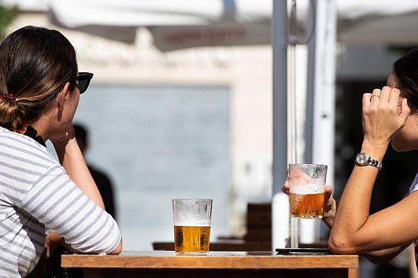 Telediario 1 - La Comunidad de Madrid prohíbe de 00:00 a 6:00 las reuniones sociales y familiares