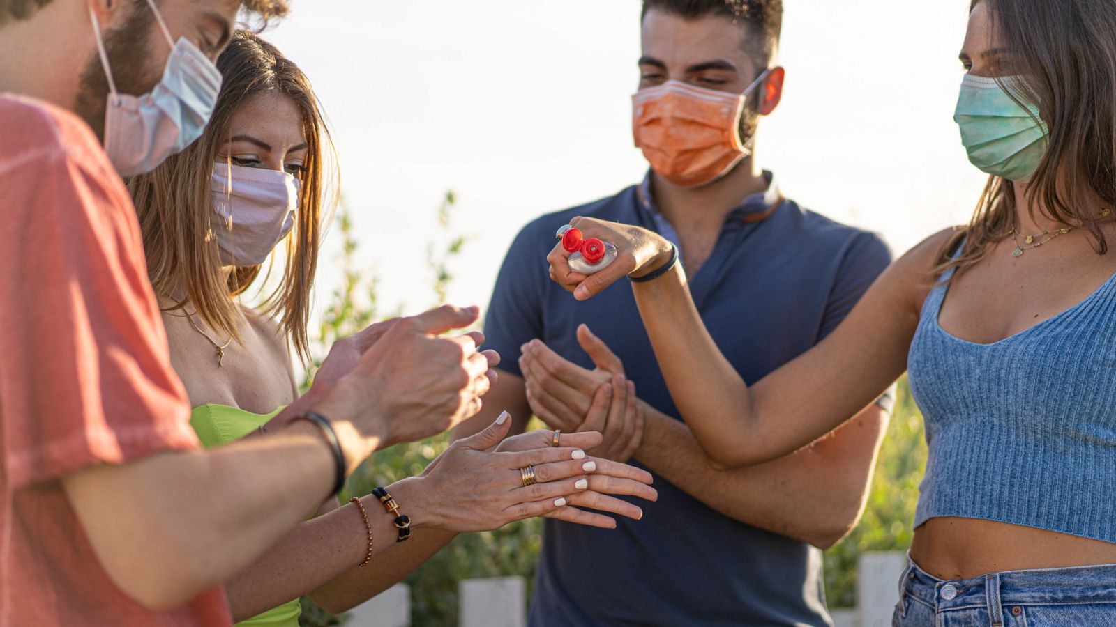 Relacionarse en "burbujas sociales", una solución intermedia para evitar el confinamiento total