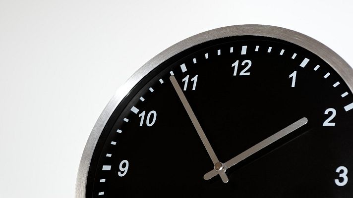 Telediario 1 - Este domingo se retrasa la hora para entrar en el horario de invierno