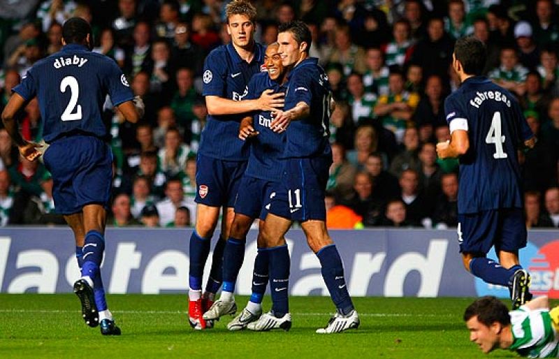 Equipos como el Olympiacos, Stuttgart o el Arsenal vencieron a domicilio sus compromisos de la previa de la Champions. En el Celtic-Arsenal, el español Cesc Fábregas lideró la victoria de los "gunners".