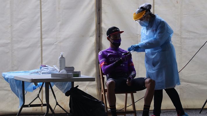 Telediario 1 - Vuelta 2020 | La Vuelta espera los resultados de las pruebas PCR en Vitoria