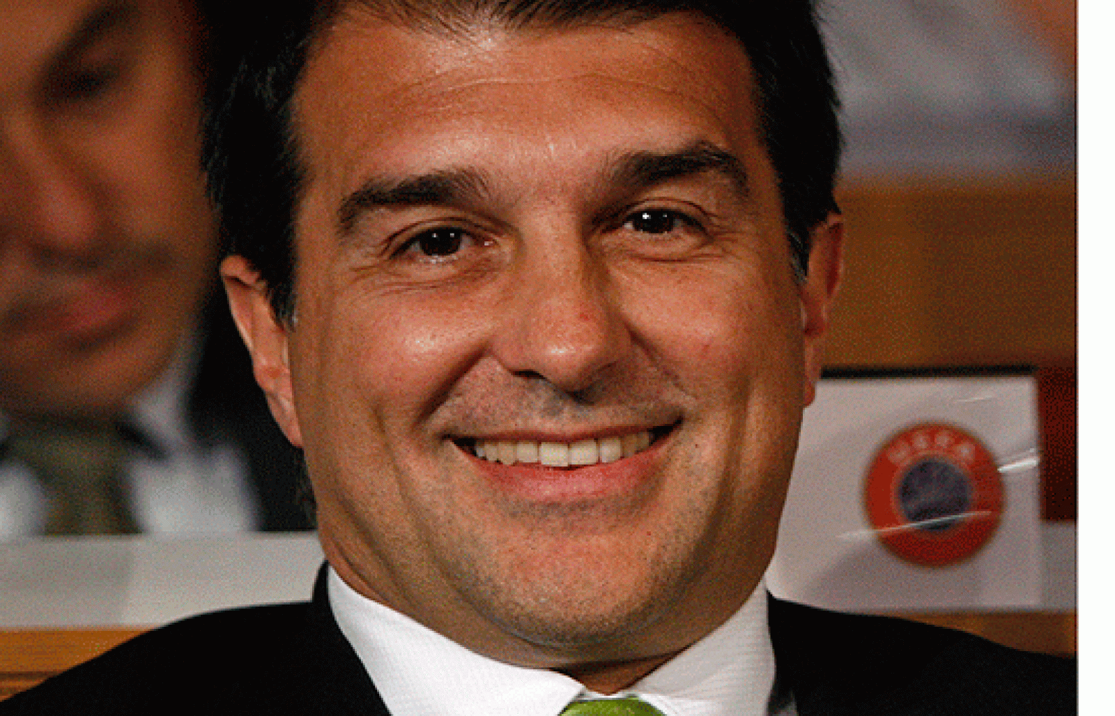 El presidente del FC Barcelona Joan Laporta convocó una asamblea con los socios antes del Joan Gamper en el que hizo una propuesta de ampliar el mandato presidencial en dos años, es decir, seís años en vez de cuatro. El presidente recordó en la asam