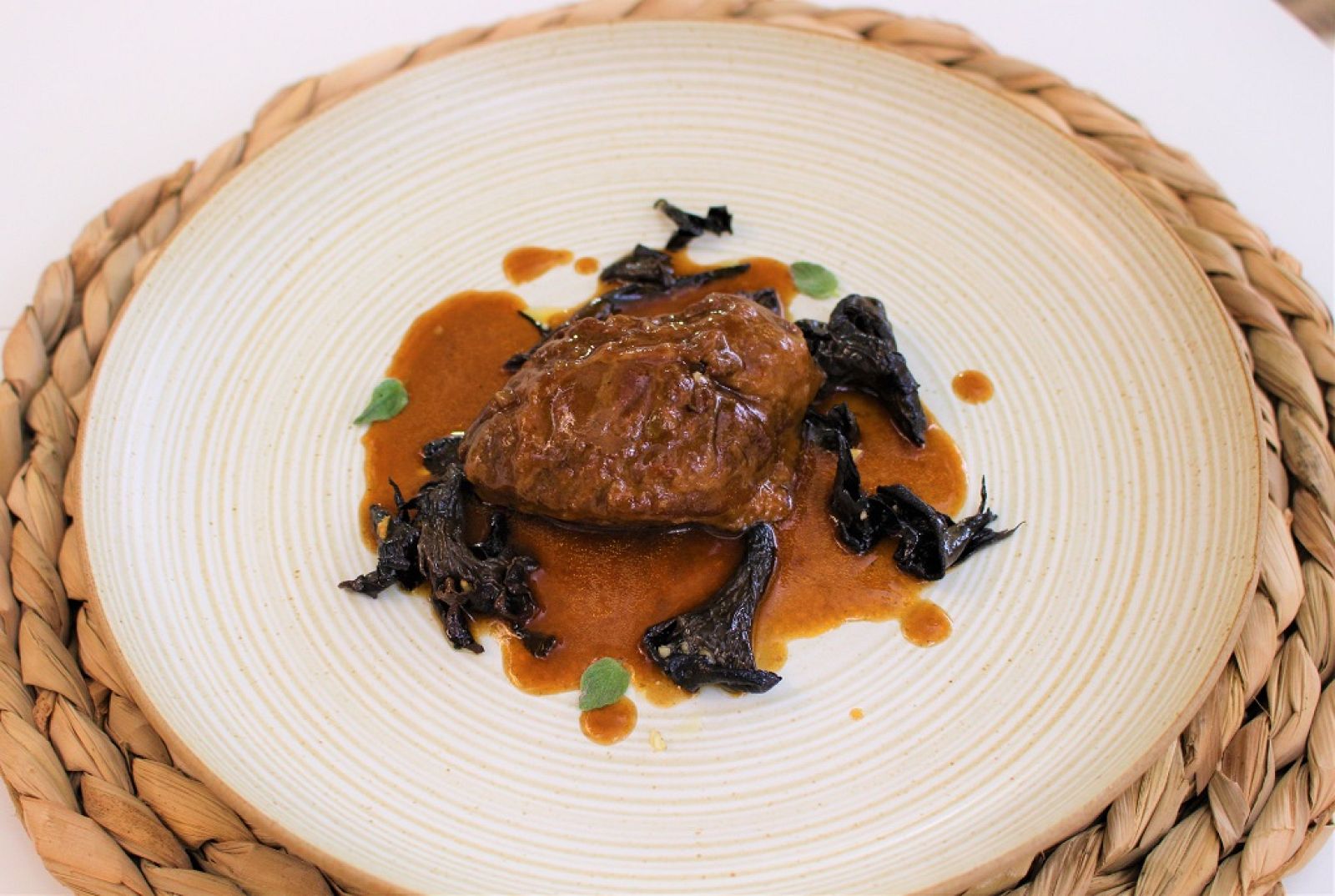 Carrilleras de cerdo ibérico con cerveza negra y trompeta negra | Ver