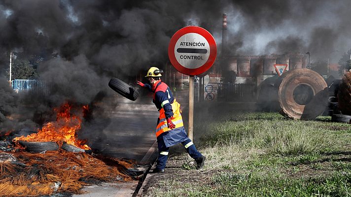 Telediario 1 - Decenas de empleados de Alcoa queman barricadas para reclamar una solución que garantice los puestos de trabajo