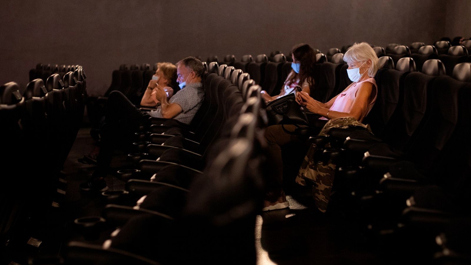 Simón, sobre un posible cierre de cines y teatros: "El riesgo es que la gente no se recoge en casa, sino que se va a los bares"