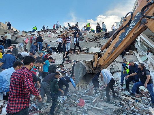 Telediario 1 - Un fuerte terremoto en el Egeo deja 19 muertos, 17 en Turquía, y más de 700 heridos
