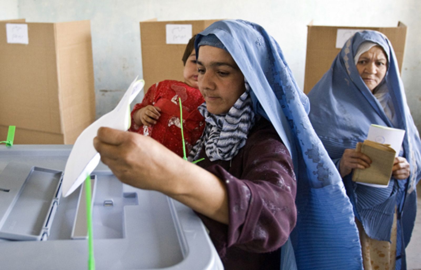 Ya han cerrado los colegios electorales, en Afganistán | Ver