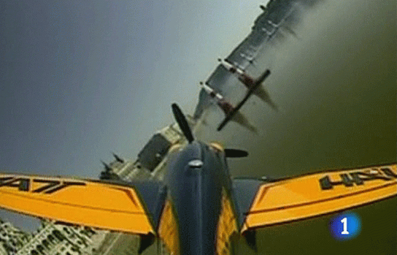 La ciudad de Budapest ha acogido una prueba de acrobacias aéreas. Los participantes deben recorrer un trazado de siete kilómetros sobre el río Danubio.