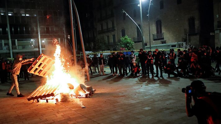 Telediario 1 - Nueva noche de protestas en Barcelona y Logroño por las restricciones anti-COVID