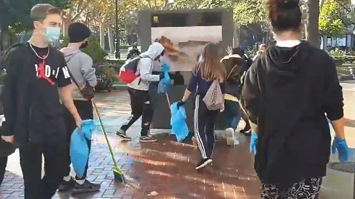 Informativo 24h - Un grupo de jóvenes voluntarios limpia los destrozos de las protestas en Logroño