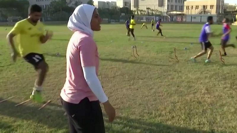 Primera entrenadora de un equipo masculino en Egipto | Ver