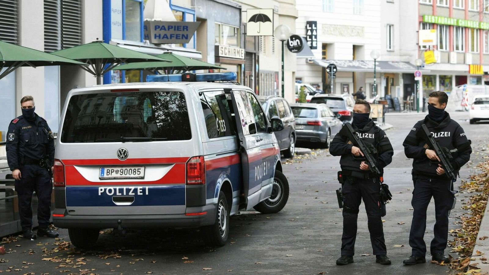 Ascienden a cuatro las víctimas en el atentado múltiple de Viena mientras se busca a un presunto atacante huido