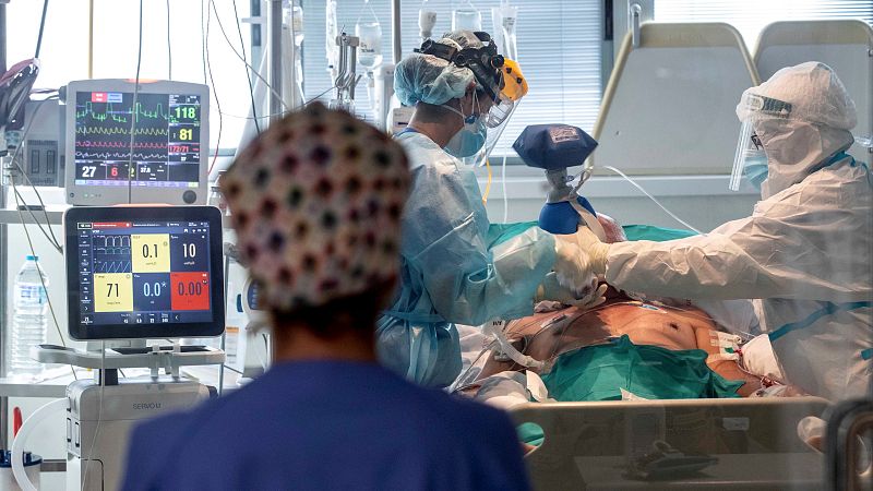 Coronavirus - La presión de las UCI sigue creciendo en toda España - Telediario 1 | Ver