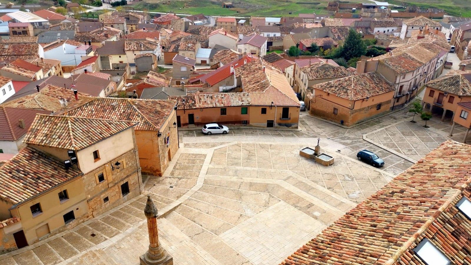 Un pueblo construido sobre una Plaza Mayor - España Directo | Ver